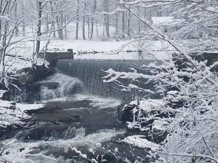 Cottage At Millpond Falls - A Romantic Escape ウォリック エクステリア 写真