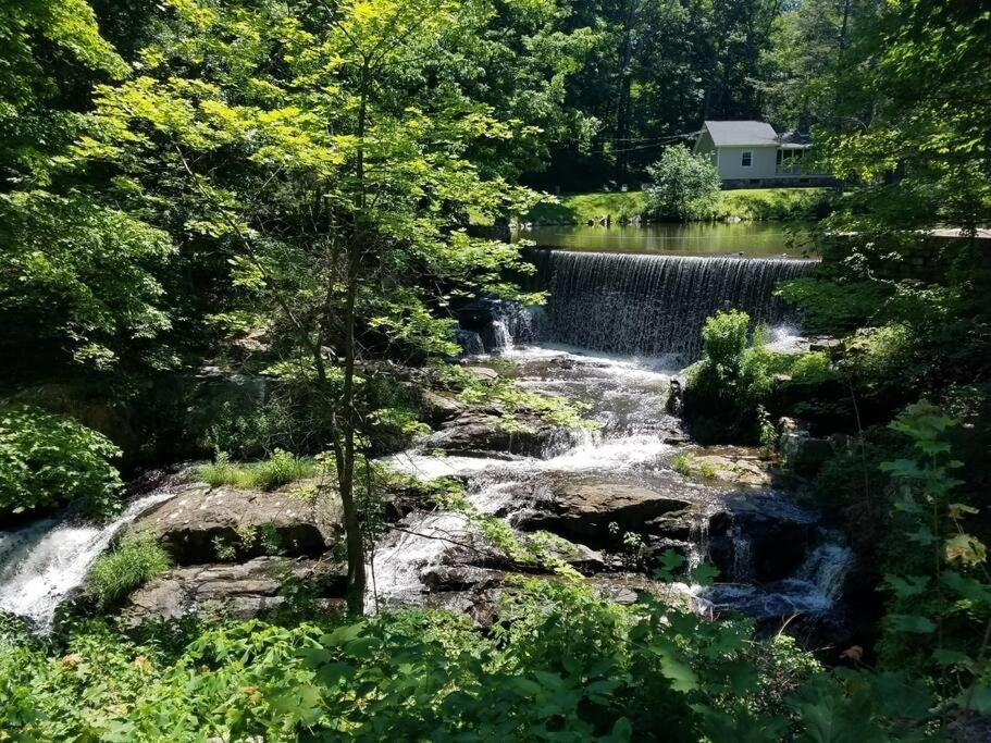Cottage At Millpond Falls - A Romantic Escape ウォリック エクステリア 写真